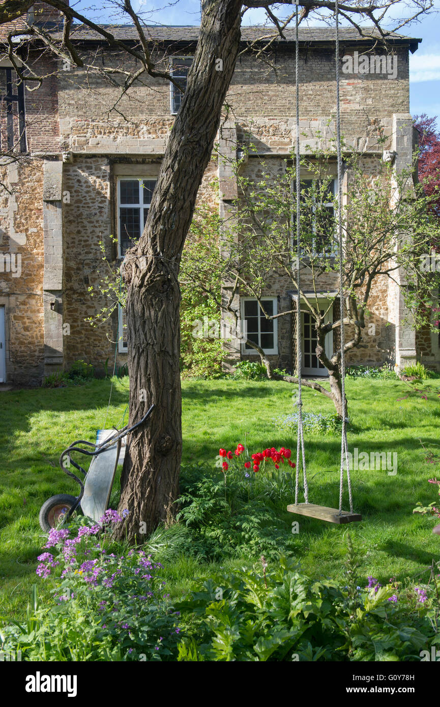Jardin avec balançoire et arbre en brouette, Uzès, France Banque D'Images