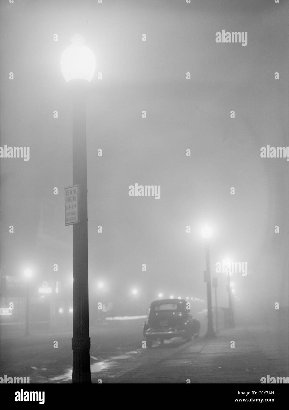 Voiture en stationnement sur rue à Foggy Night New Bedford Massachusetts USA par Jack Delano pour Farm Security Administration Janvier 1941 Banque D'Images