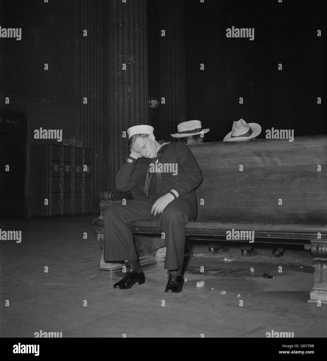 Marin endormi dans salle d'attente, Union Station, Chicago, Illinois, USA, par Jack Delano pour Office of War Information, janvier 1943 Banque D'Images