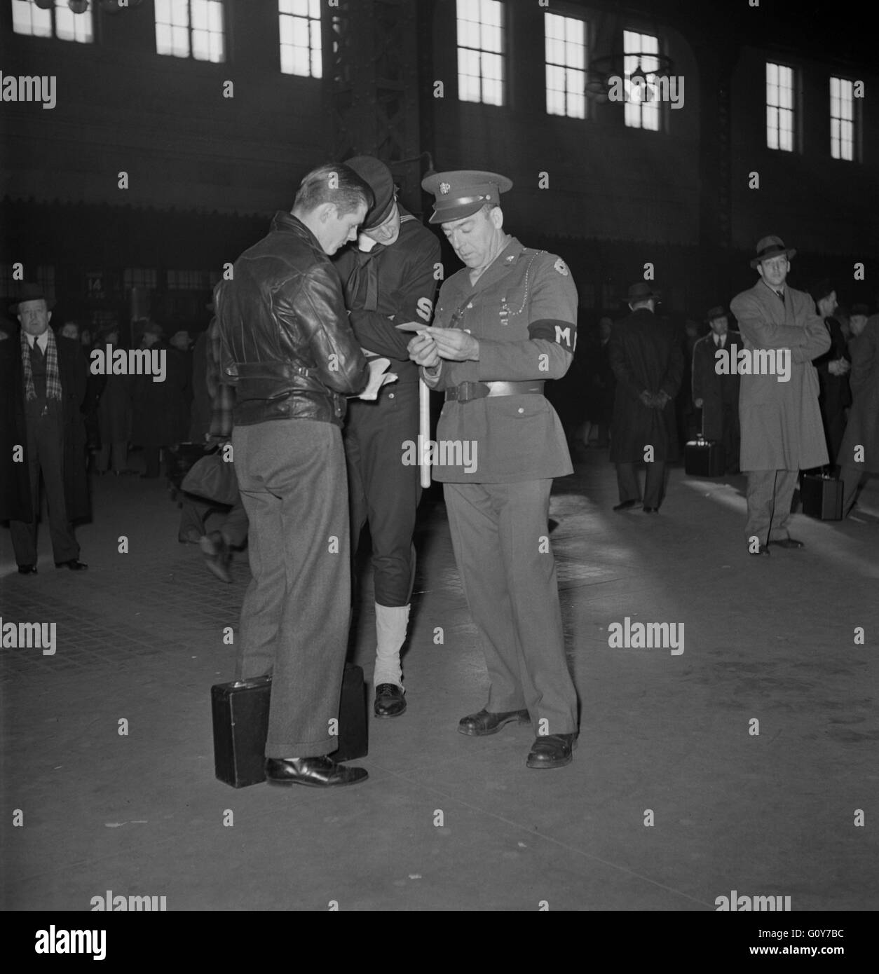 La Police militaire et navale l'aider à recruter sur son chemin, Union Station, Chicago, Illinois, USA, par Jack Delano pour Office of War Information, janvier 1943 Banque D'Images