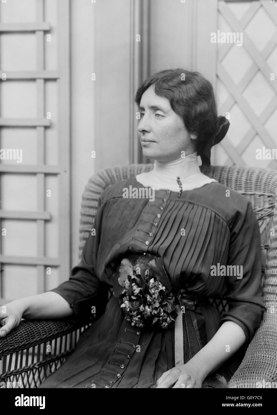Helen Keller (1880-1968), auteur américain, défenseur des droits des personnes handicapées et activiste politique, portrait assis en demi-longueur, bain News Service, 1913 Banque D'Images