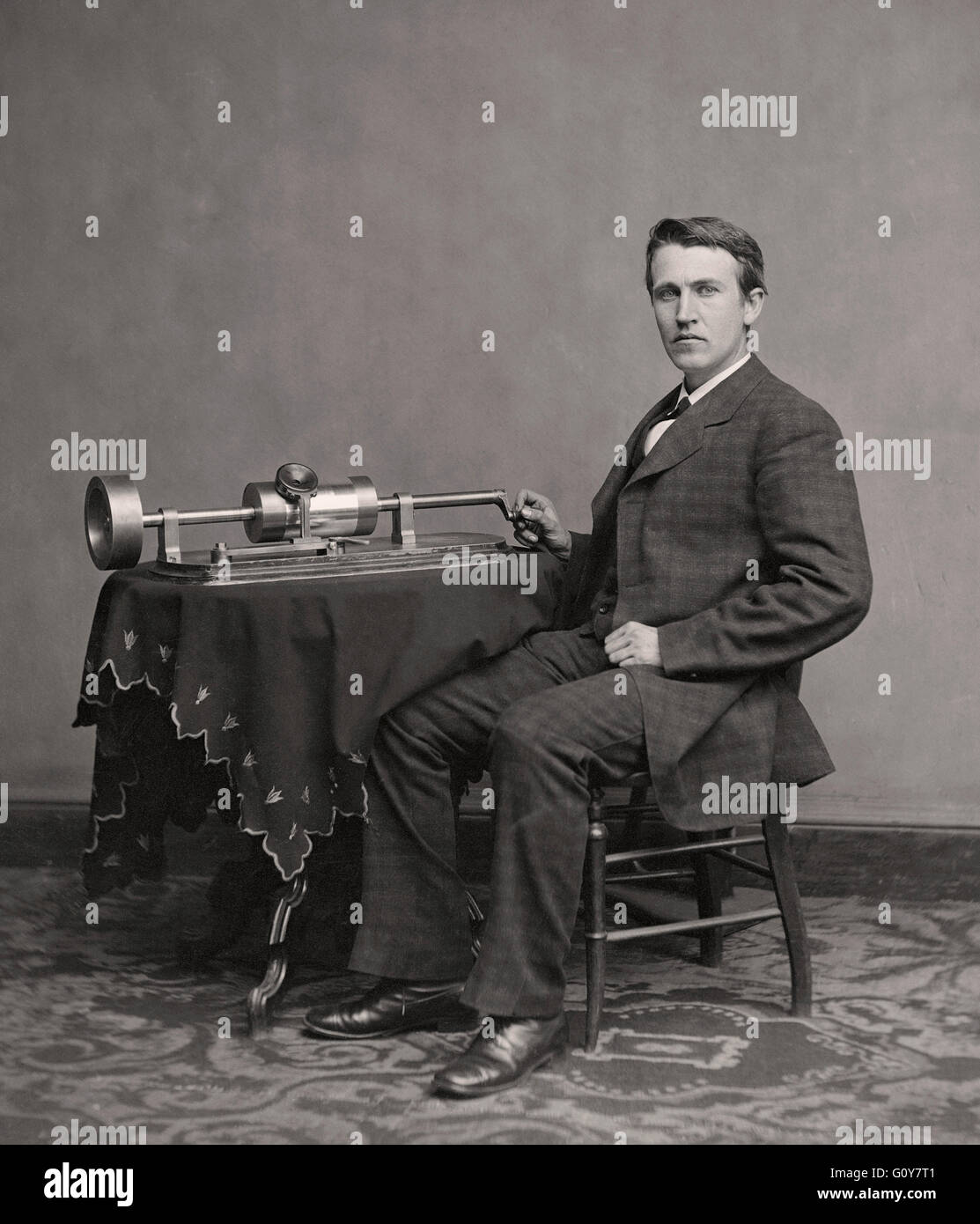 Thomas Alva Edison, 1847 -1931. L'inventeur américain et homme d'affaires, ici vu assis par son invention 1877, le phonographe. Photographie par Matthew Brady. Banque D'Images
