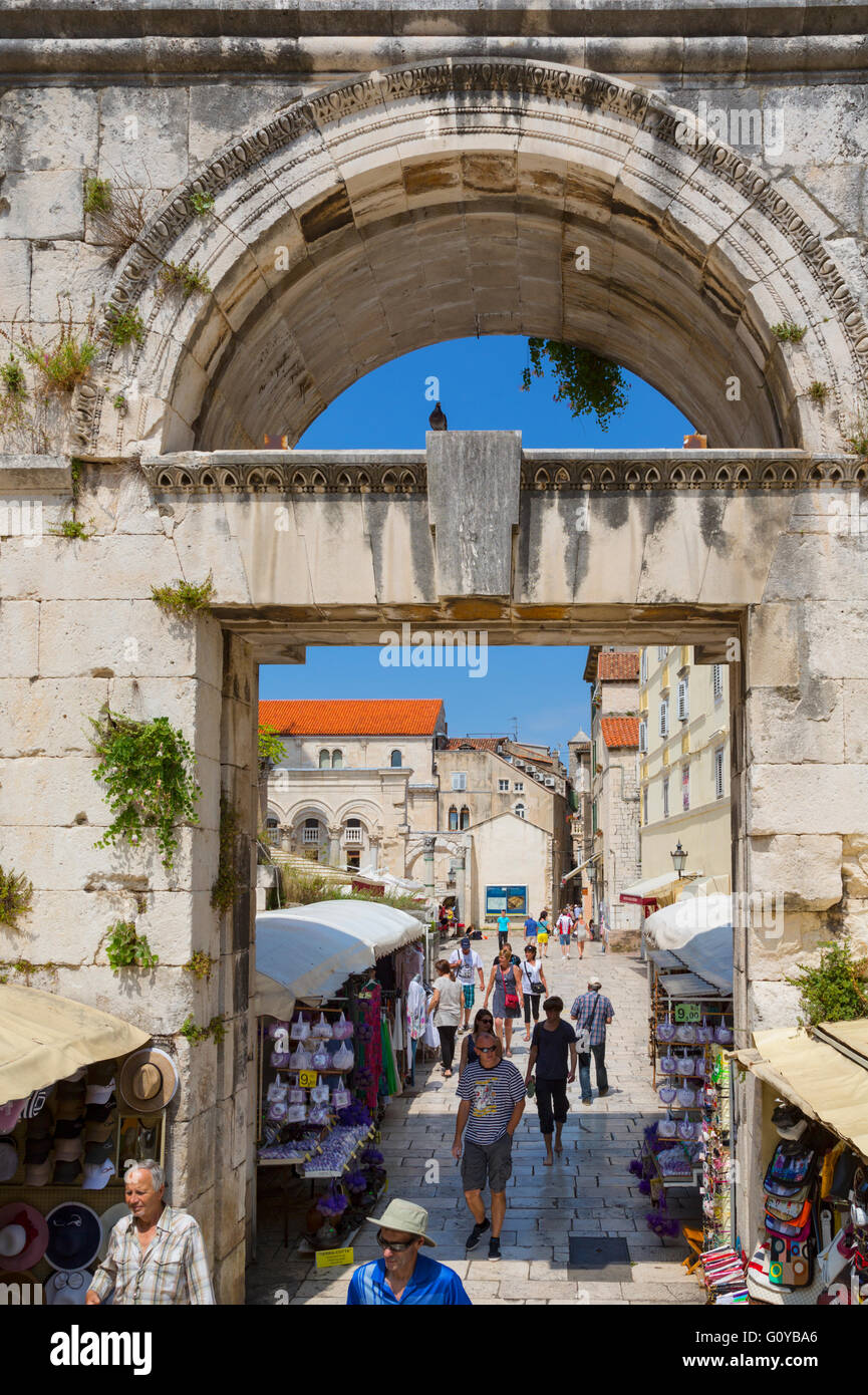 Split, Croatie, la côte dalmate. La porte est du palais de Dioclétien, également connu sous le nom de Silver Gate. Banque D'Images