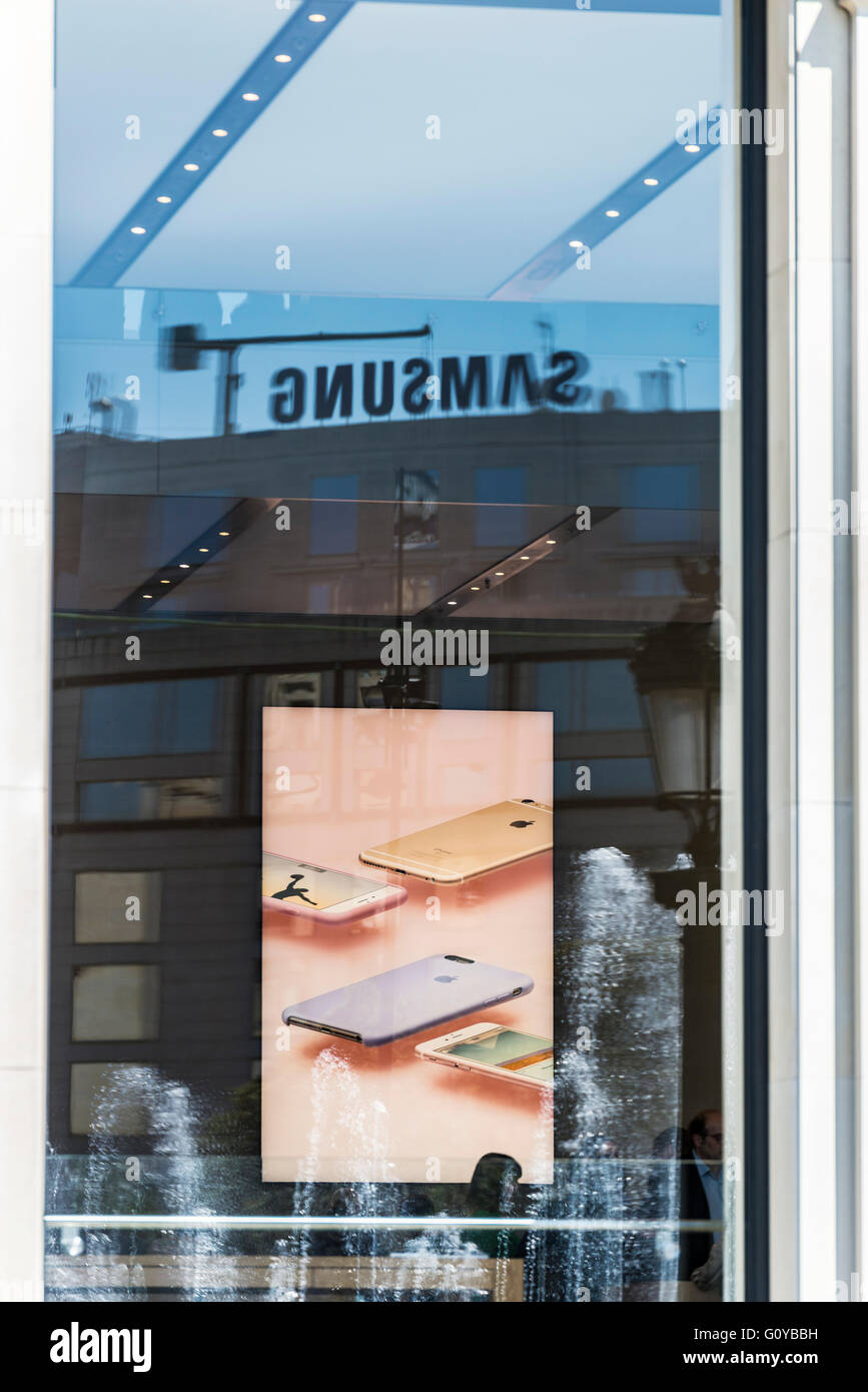 Apple store sous l'œil attentif de samsung à Barcelone, Catalogne, Espagne Banque D'Images