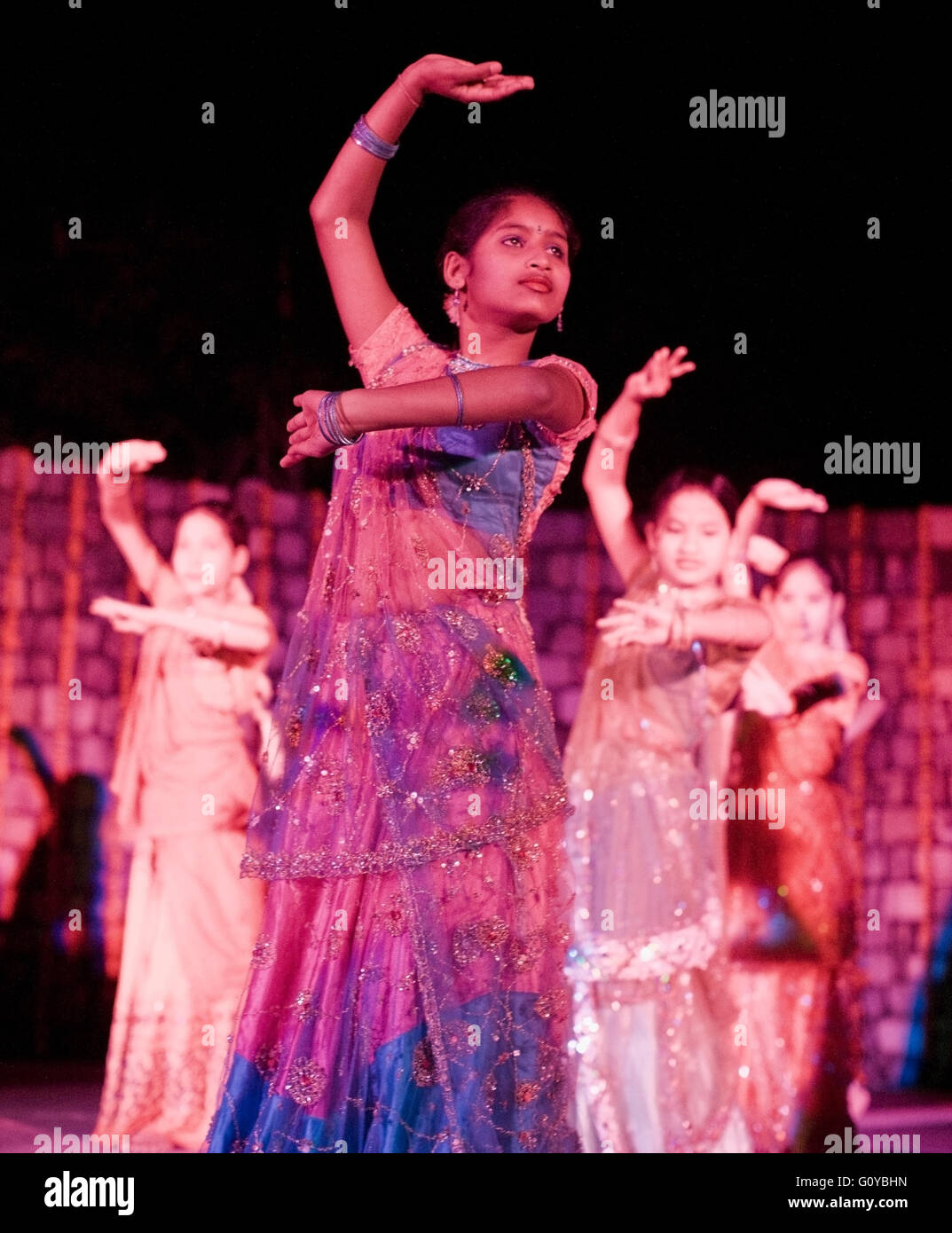 Une troupe de danse locale d'adolescents orphelins effectue des danses folkloriques traditionnelles indiennes. Ananda dans l'Himalaya. L'Inde Banque D'Images