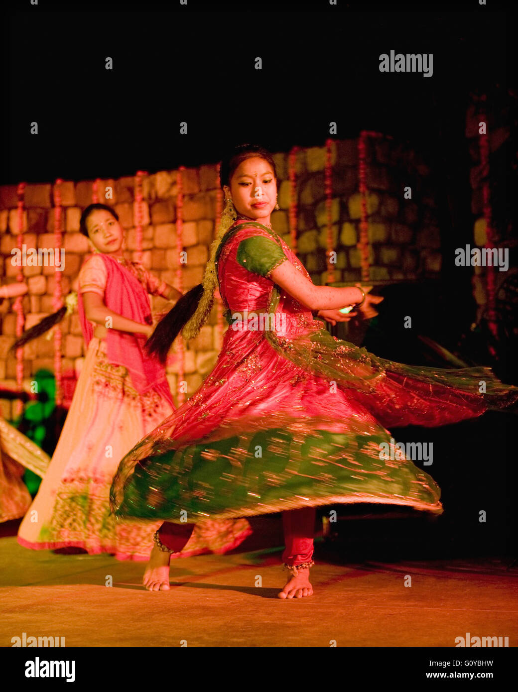 Une troupe de danse locale d'adolescents orphelins effectue des danses folkloriques traditionnelles indiennes. Ananda dans l'Himalaya. L'Inde Banque D'Images