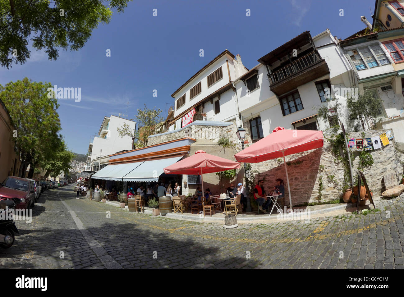 Café et des boutiques de souvenirs sur Poulidou & Mehmet Ali str., & architecture traditionnelle dans les bâtiments du quartier de Panagia, Kavala, Grèce Banque D'Images