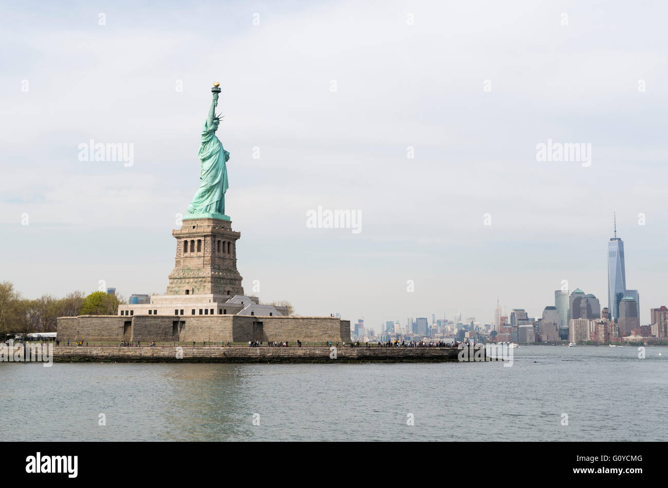 Vue de la Statue de la liberté, de la rivière Hudson avec l'horizon de Manhattan en arrière-plan. Banque D'Images