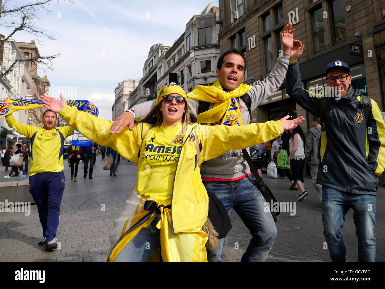 Liverpool, Royaume-Uni. 5e mai 2016. Viilarreal fans dans le centre-ville de Liverpool avant de tonights match contre Liverpool à Anfield Crédit : ALAN EDWARDS/Alamy Live News Banque D'Images