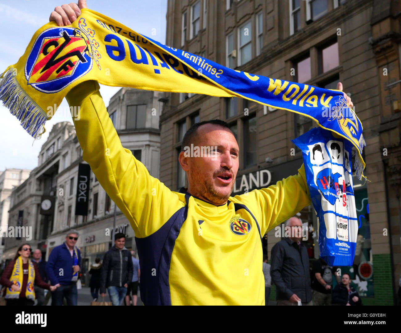 Liverpool, Royaume-Uni. 5e mai 2016. Viilarreal fans dans le centre-ville de Liverpool avant de tonights match contre Liverpool à Anfield Crédit : ALAN EDWARDS/Alamy Live News Banque D'Images