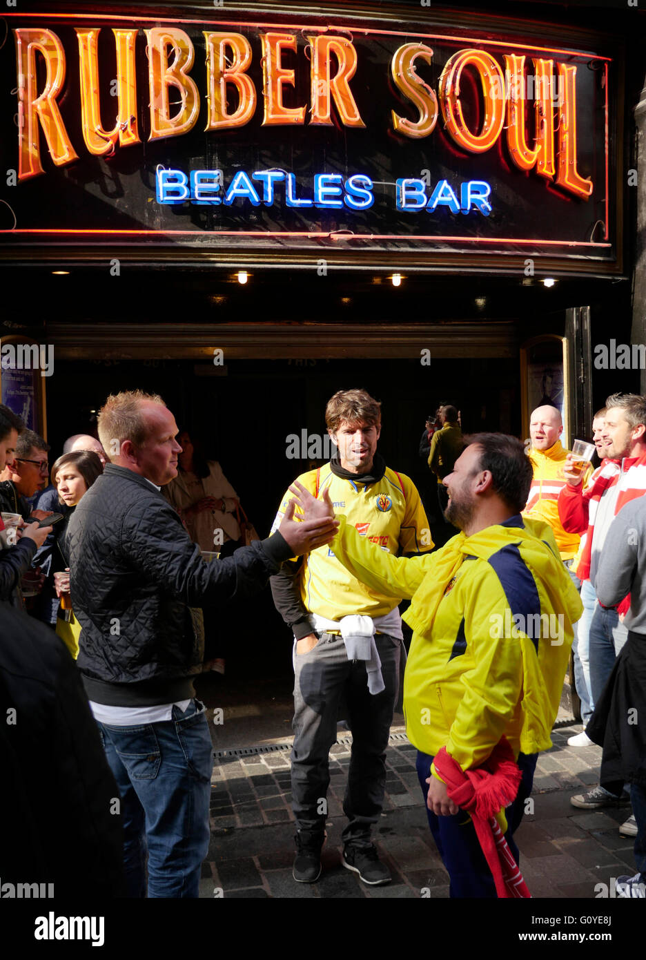 Liverpool, Royaume-Uni. 5e mai 2016. Viilarreal fans dans le centre-ville de Liverpool avant de tonights match contre Liverpool à Anfield Crédit : ALAN EDWARDS/Alamy Live News Banque D'Images