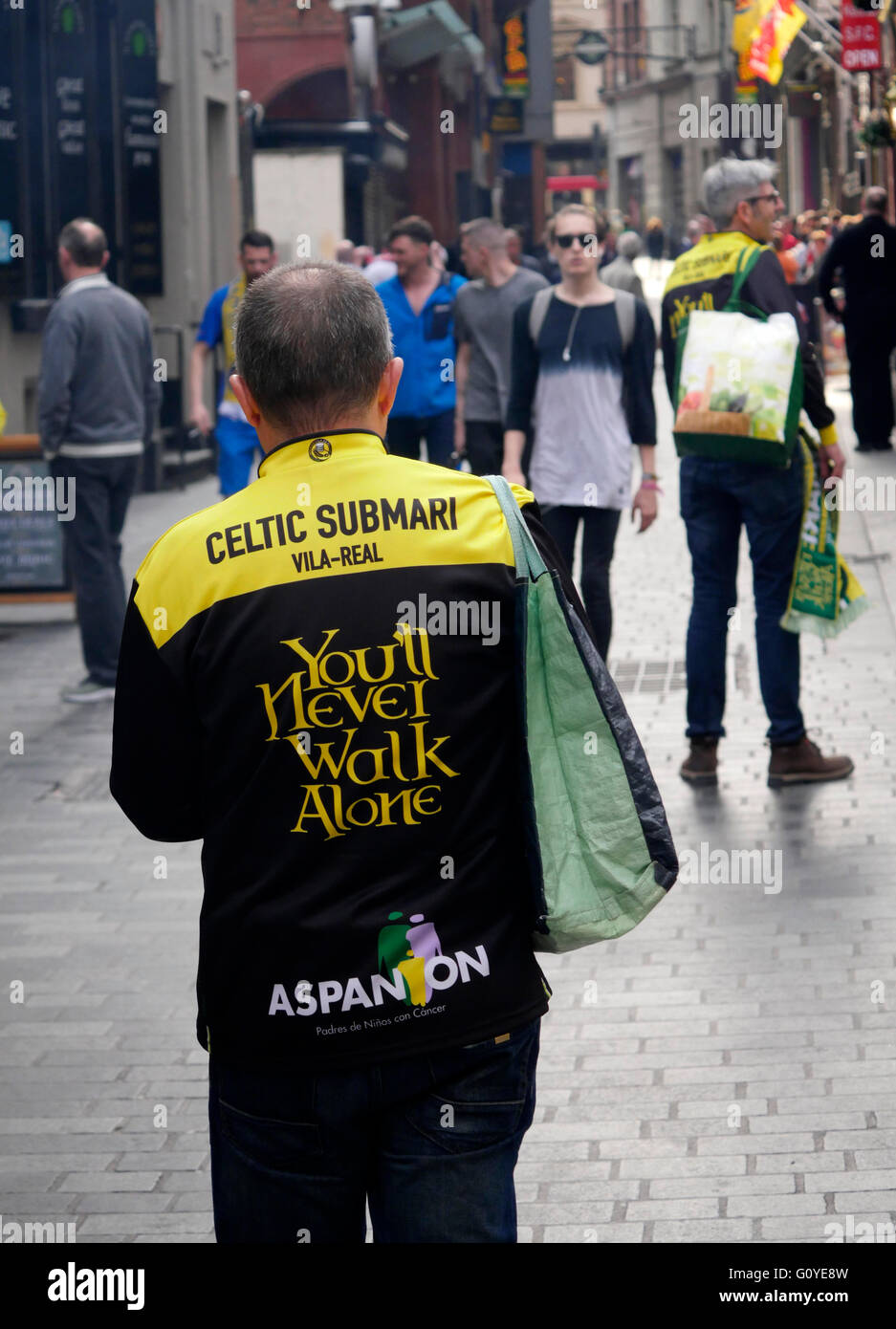 Liverpool, Royaume-Uni. 5e mai 2016. Viilarreal fans dans le centre-ville de Liverpool avant de tonights match contre Liverpool à Anfield Crédit : ALAN EDWARDS/Alamy Live News Banque D'Images