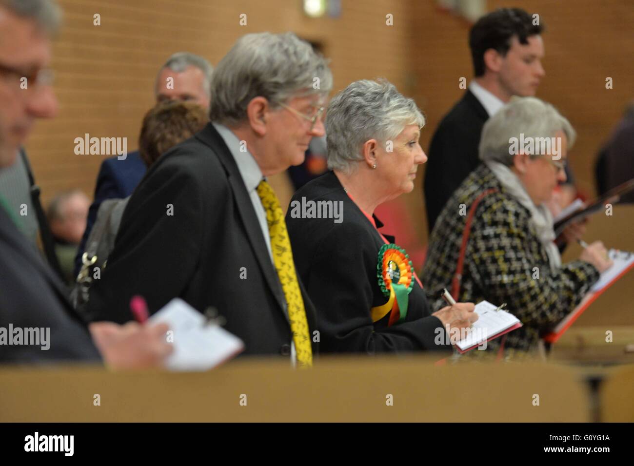 Élection UK Neath Galles Jeudi 5 mai 2016 l'élection de l'Assemblée galloise compte commence à Neath centre de loisirs au Pays de Galles où la Neath, Aberavon et South West Wales sièges seront déclarés - les fonctionnaires de partie contrôle de voix Banque D'Images