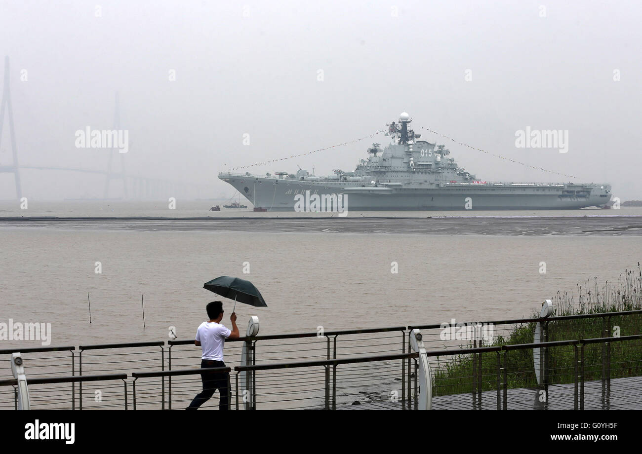 Nantong. 6 mai, 2016. Un piéton montres porte-avion Minsk en Nantong, Province du Jiangsu en Chine de l'Est, le 5 mai 2016. Minsk seront construites dans le nouveau parc à thème à Nantong. Minsk a servi la marine soviétique, et plus tard la marine russe, de 1978 à 1994. De 2000 à 2016 il a été un parc à thème appelé monde Minsk dans le sud de la Chine, Shenzhen. Source : Xinhua/Alamy Live News Banque D'Images