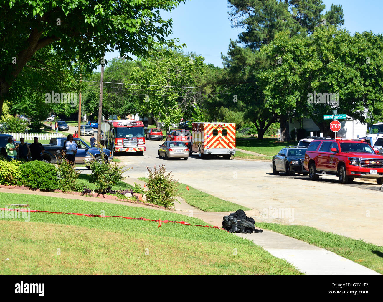 Irving, TX, USA 05 mai 2016.Les véhicules d'urgence sur la scène d'un effort de sauvetage pour aider un travailleur de la construction piégés qui était tombé dans un fossé de 12 pieds et couvert jusqu'à sa taille dans la terre Humek Crédit : Brian/Alamy Live News. Banque D'Images