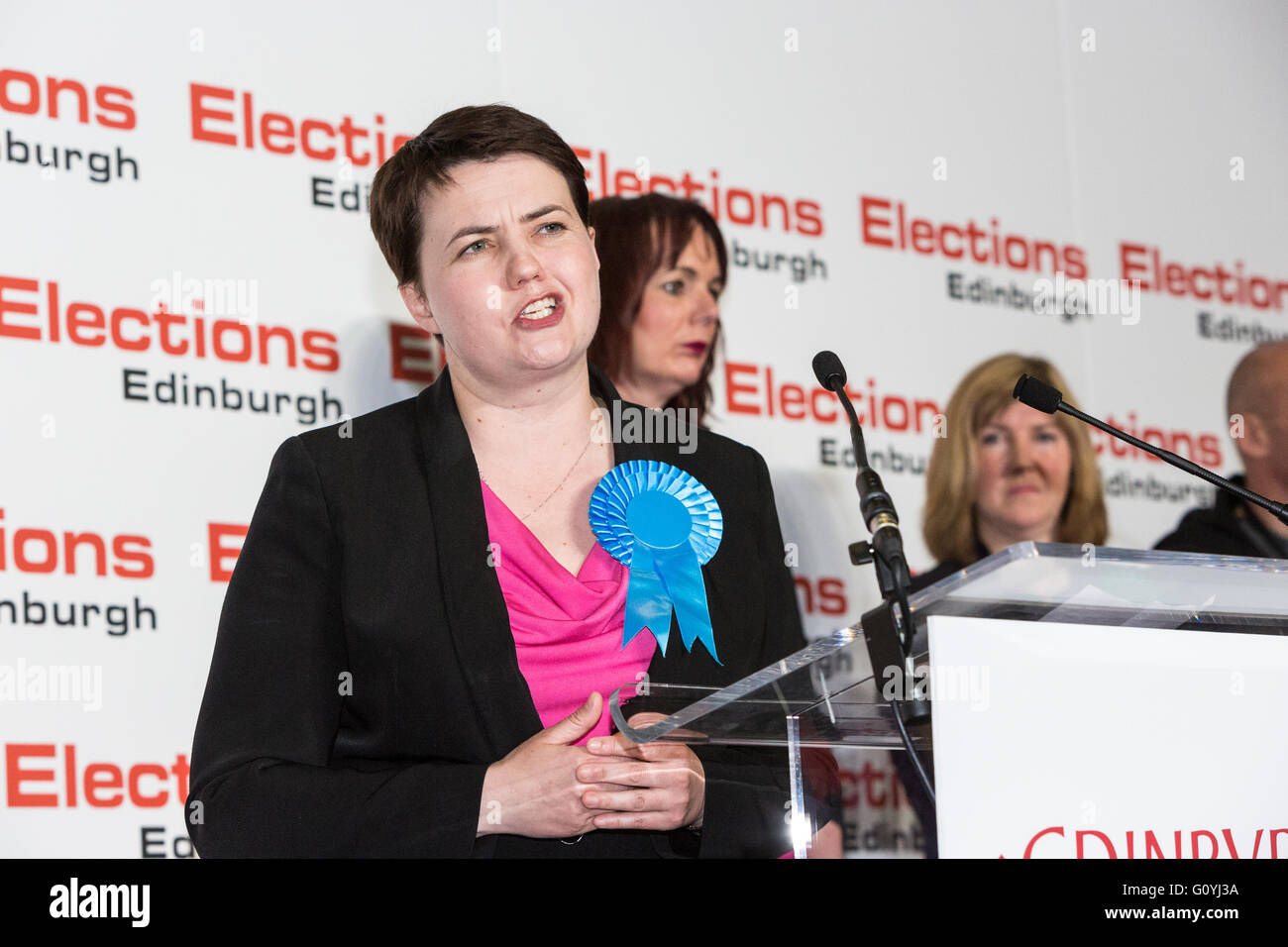 Edinburgh, Ecosse, Royaume-Uni. 06 mai, 2016. Ruth Davidson, chef du parti conservateur et unioniste, étonnamment remporte le siège central d'Édimbourg, garantissant que le SNP ne peut pas gagner une majorité dans la circonscription du SMUT sièges. Crédit : Richard Dyson/Alamy Live News Banque D'Images