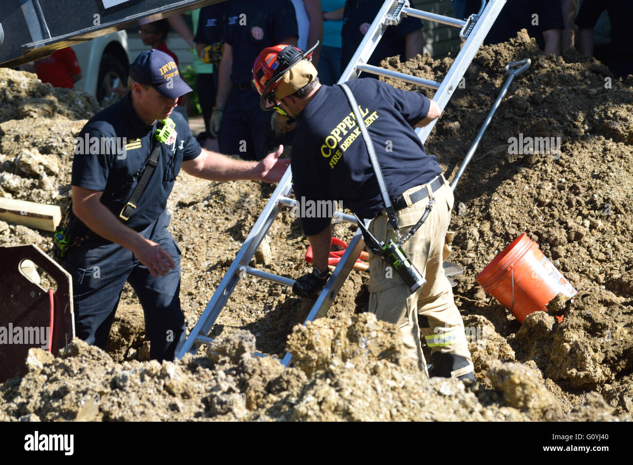 Irving, TX, USA. 5 mai, 2016. Aider les sauveteurs creusent un travailleur de la construction qui a été pris au piège dans un 12 pieds profond fossé. Crédit : Brian Humek/Alamy Live News. Banque D'Images