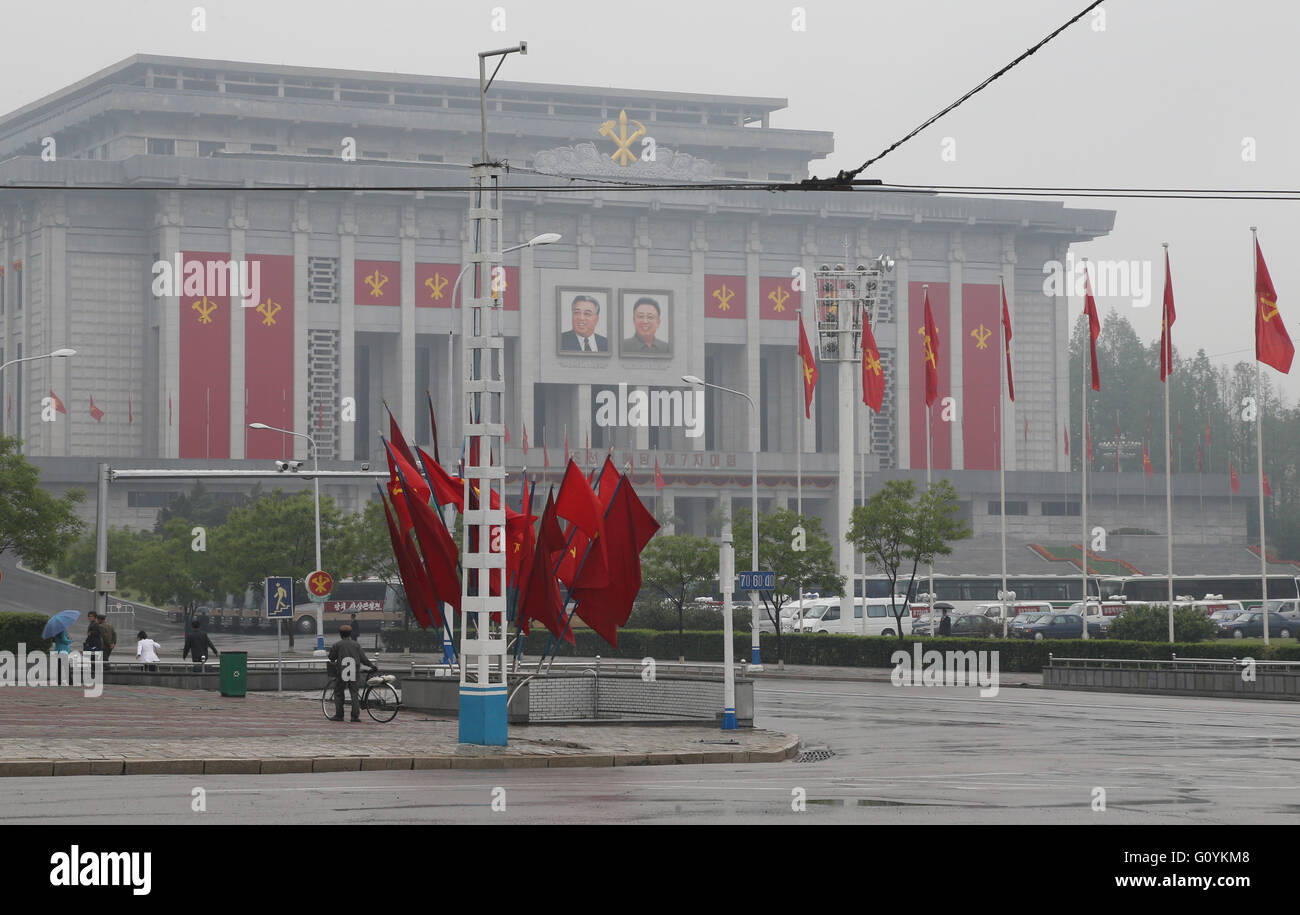 Pyongyang. 6 mai, 2016. Photo prise le 6 Mai 2016 Affiche le 25 avril Maison de la culture, où le 7e Congrès du Parti du Travail de Corée (PTC) est tenue à Pyongyang, capitale de la République populaire démocratique de Corée (RPDC). Le Parti des travailleurs de Corée, le parti au pouvoir, le RDPC a ouvert son 7e Congrès le vendredi. C'est le premier congrès du PTC en 36 ans et la première sous la direction de Kim Jong Un. © Guo Yina/Xinhua/Alamy Live News Banque D'Images