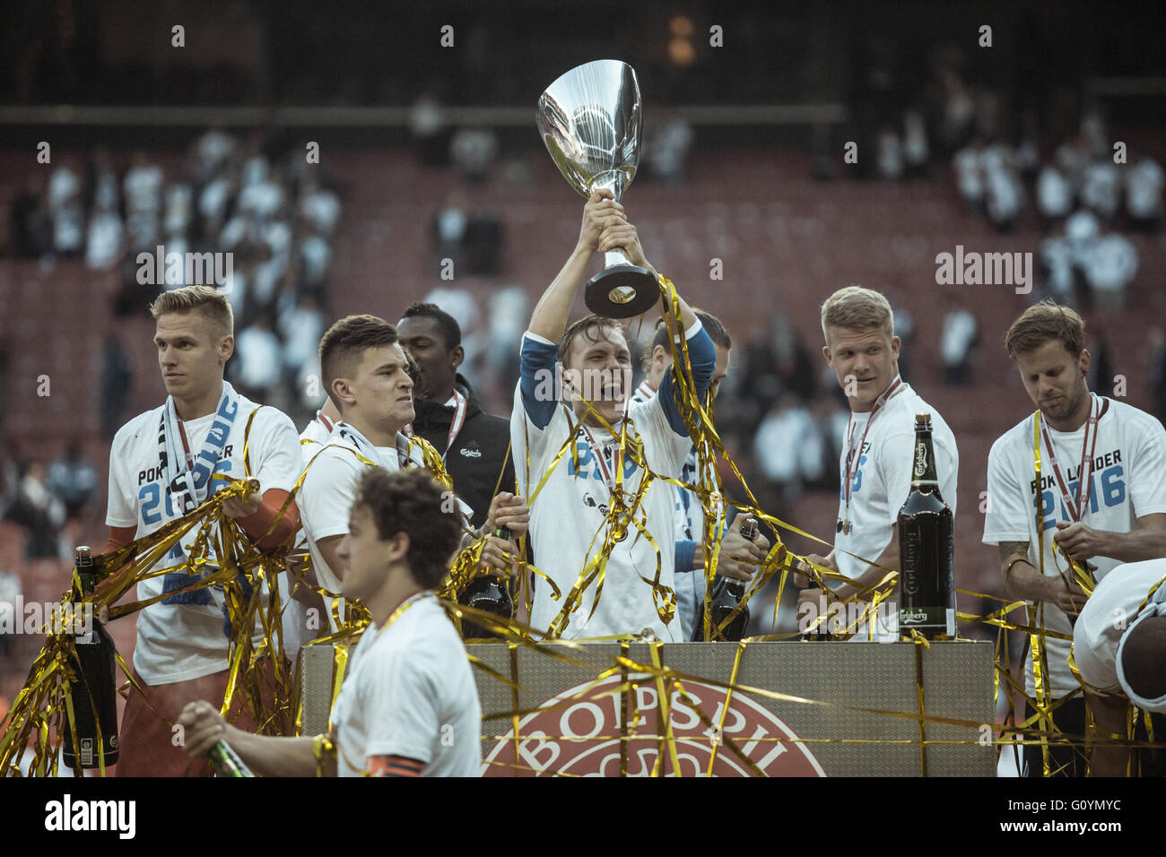 Danemark, Copenhague, 5 mai 2015. FC Copenhague a remporté sa deuxième Coupe du Danemark sur le trot à la suite d'une victoire (2-1) sur AGF Århus hier soir au stade Parken. Dans l'image : Ludwig Augustinsson (FC Copenhague) avec le trophée. Credit : Samy Khabthani//Alamy Live News Banque D'Images