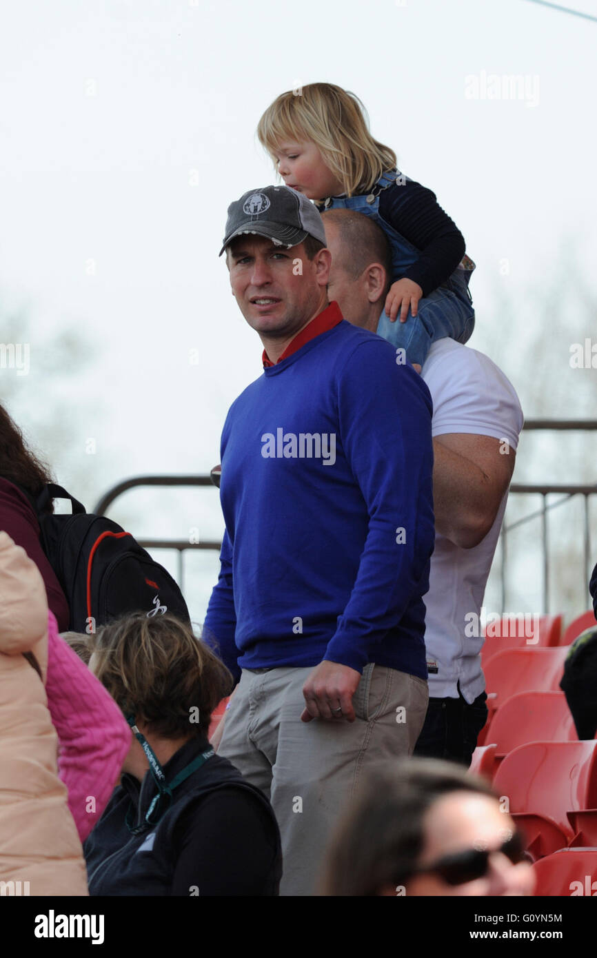 Badminton, UK. 6 mai, 2016. Les 2016 Mitsubishi Motors Badminton Horse Trials. Peter Phillips, Mike Tindall et sa fille Mia regardant Zara Tindall riding high Kingdom en action pendant la phase de dressage au jour 2 de la 2016 Mitsubishi Motors Badminton Horse Trials. La Mitsubishi Motors Badminton Horse Trials lieu 5 au 8 mai. Credit : Jonathan Clarke/Alamy Live News Banque D'Images
