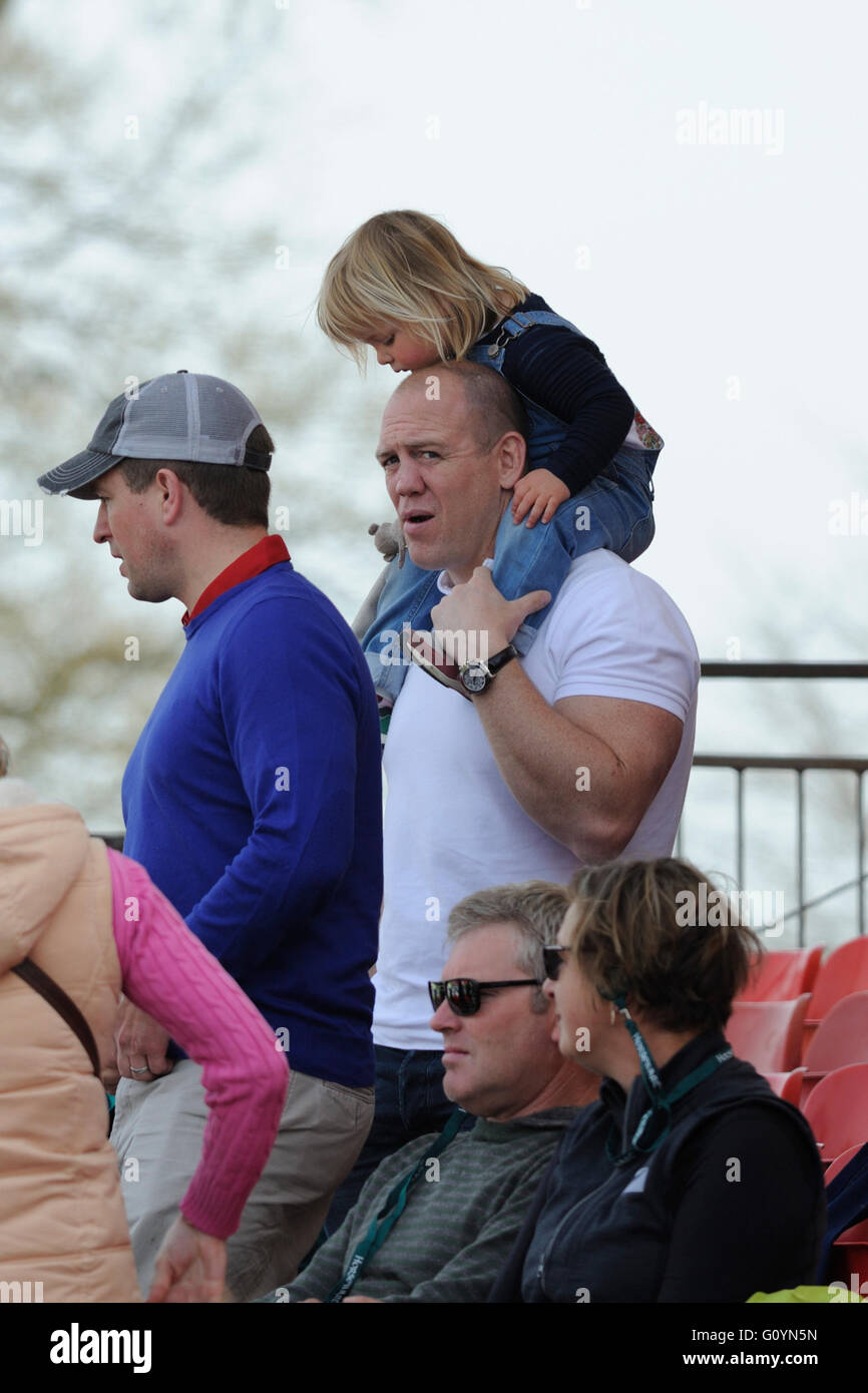 Badminton, UK. 6 mai, 2016. Les 2016 Mitsubishi Motors Badminton Horse Trials. Peter Phillips, Mike Tindall et sa fille Mia regardant Zara Tindall riding high Kingdom en action pendant la phase de dressage au jour 2 de la 2016 Mitsubishi Motors Badminton Horse Trials. La Mitsubishi Motors Badminton Horse Trials lieu 5 au 8 mai. Credit : Jonathan Clarke/Alamy Live News Banque D'Images