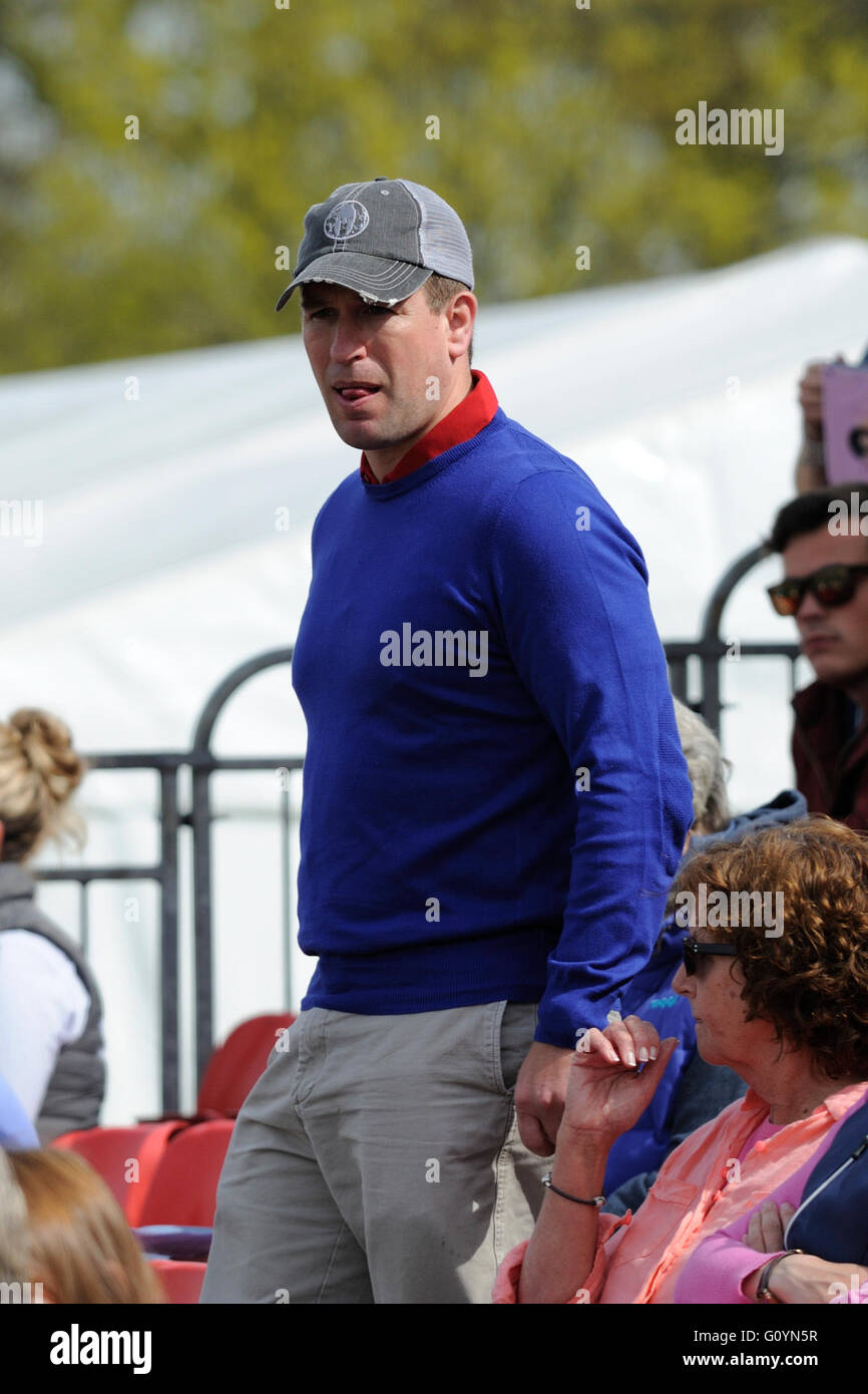 Badminton, UK. 6 mai, 2016. Les 2016 Mitsubishi Motors Badminton Horse Trials. Peter Phillips, Mike Tindall et sa fille Mia regardant Zara Tindall riding high Kingdom en action pendant la phase de dressage au jour 2 de la 2016 Mitsubishi Motors Badminton Horse Trials. La Mitsubishi Motors Badminton Horse Trials lieu 5 au 8 mai. Credit : Jonathan Clarke/Alamy Live News Banque D'Images
