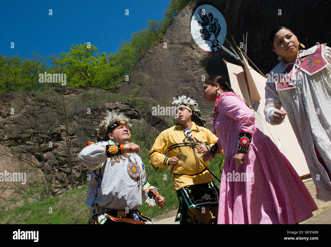 Radebeul, Dresden, Allemagne. 06 mai, 2016. Heath Hill (l-r), Gaehnewrawenedyaws Printup, Keysa Montour Parker und Nicole Jimerson à partir de la nation indienne Oneida de New York Dance lors d'un événement de presse pour le Festival de Karl May à Radebeul, Dresden, Allemagne, 06 mai 2016. Le 25e événement annuel est organisé en l'honneur de l'écrivain allemand Karl May (1842-1912) et se déroule du 06 au 08 mai. Photo : ARNO BURGI/DPA/Alamy Live News Banque D'Images