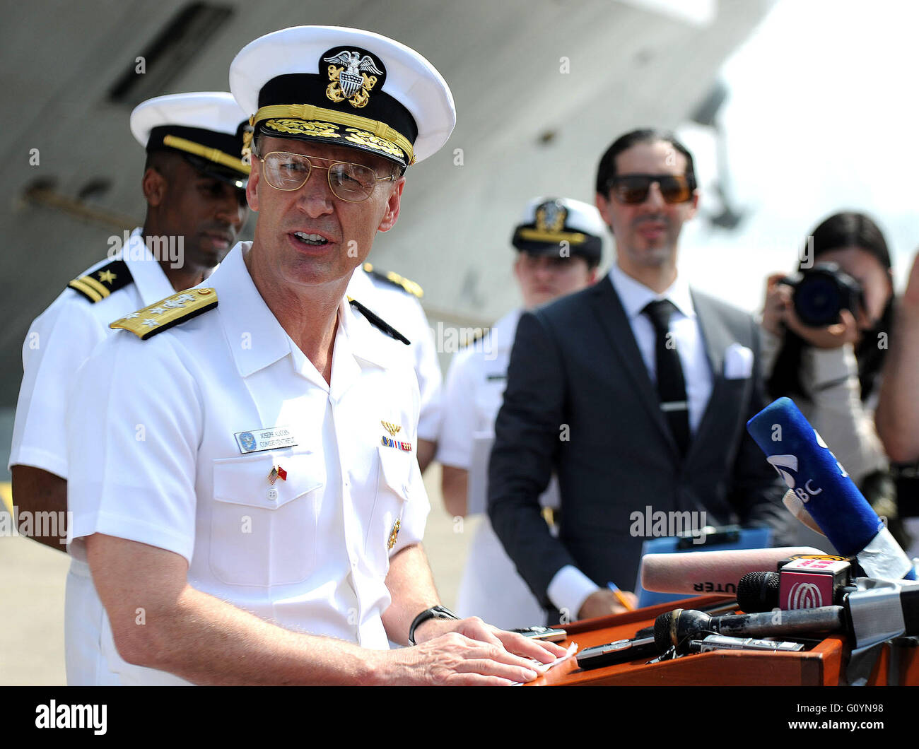 Shanghai, Chine. 6 mai, 2016. Vice-amiral. Joseph Aucoin, le commandant de la Septième Flotte de la Marine américaine, parle aux médias après le navire amiral de la flotte 'USS Blue Ridge' est arrivé à port militaire Qianlvchen à Shanghai, la Chine orientale, le 6 mai 2016. Le Blue Ridge est arrivé à Shanghai vendredi pour une visite de cinq jours. Crédit : Chen Fei/Xinhua/Alamy Live News Banque D'Images