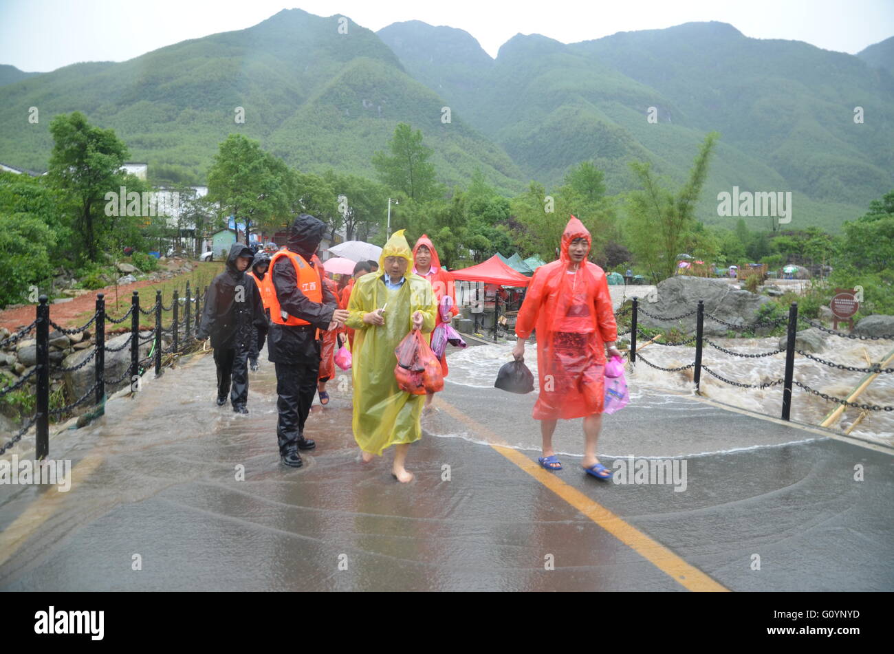 Yichun. 6 mai, 2016. Les travailleurs employés à l'Mingyueshan touristes évacuer scenic spot à Yichun, Chine de l'est la province de Jiangxi, du 6 mai 2016. Torrents a frappé la zone pittoresque et ville Wentang sur le pied de la colline à environ 11:00 h Vendredi, provoquant des dizaines de personnes piégées sur la montagne. Tous les touristes piégés ont été évacués de la zone de sécurité et aucune perte n'a été signalé. Source : Xinhua/Alamy Live News Banque D'Images