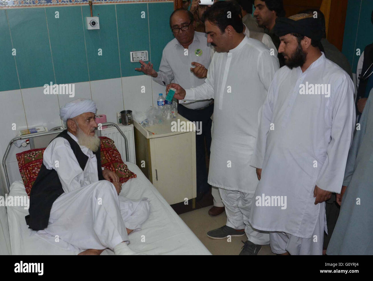 Ministre Provincial de la santé, Mir Saleh Baloch renseignements au sujet de la santé de patient comme il est à l'hôpital de Rahat à Quetta le Vendredi, Mai 06, 2016. Banque D'Images