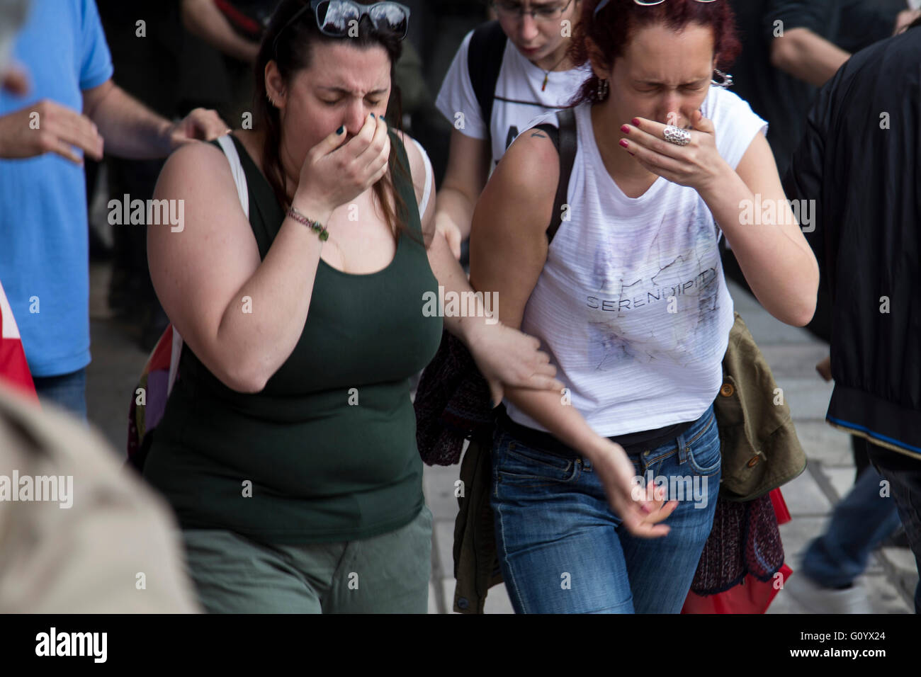 Thessalonique, Grèce. 06 mai, 2016. Vendredi matin devant les bureaux de SYRIZA en Grèce la police anti-émeute a aspergé de gaz poivré pour arrêter les syndicalistes et les étudiants qui tentaient de prendre le contrôle des bureaux de Syriza en centre-ville de Thessalonique.La manifestation était organisée par les groupes de gauche et workrs' syndicats, y compris le mouvement communiste révolutionnaire de la Grèce (EKKE), N.A.R. Credit : Danilo Campailla/Alamy Live News Banque D'Images