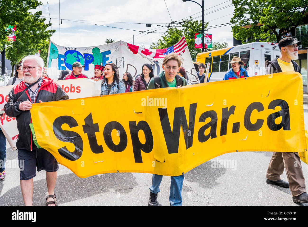 Les gens avec la bannière Stop War, Vancouver, Colombie-Britannique, Canada, Banque D'Images