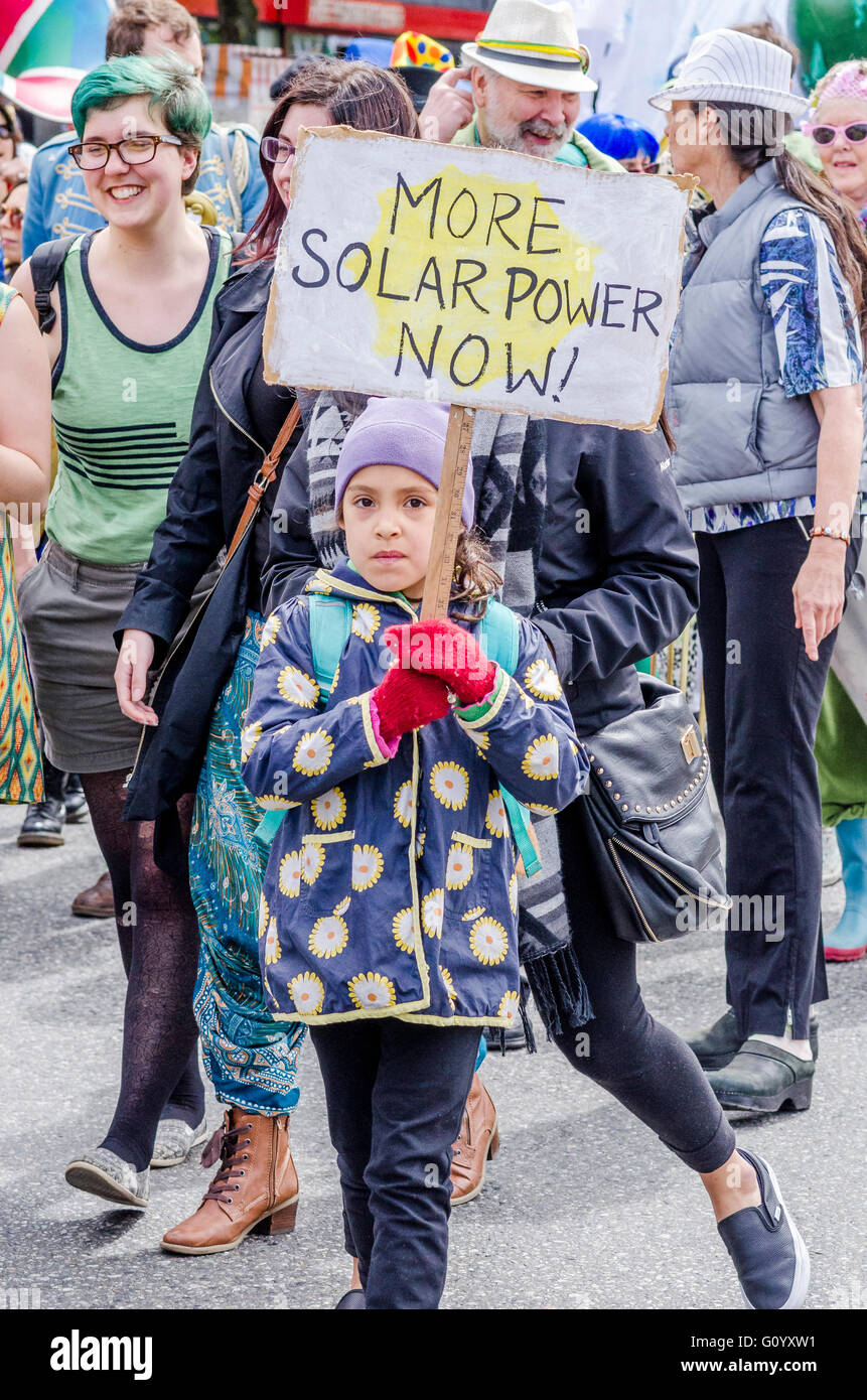 Earth Day Parade de Vancouver, créé par des jeunes pour la justice climatique maintenant, Vancouver, British Columbia, Canada, Banque D'Images