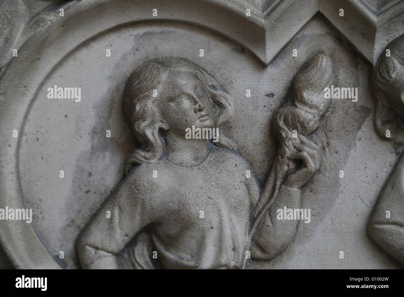 Le soulagement. La genèse. Eve la filature. 13e c. Base du portail de la chapelle supérieure. La Sainte-Chapelle, Paris, France. Banque D'Images