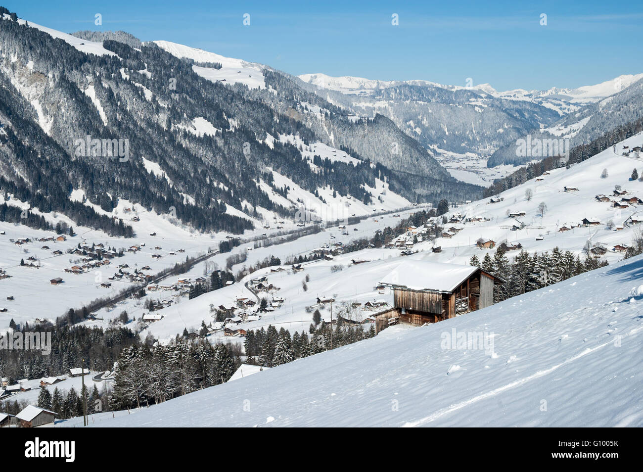 Paysage d'hiver du village de Lenk dans le Simmental en Suisse Banque D'Images