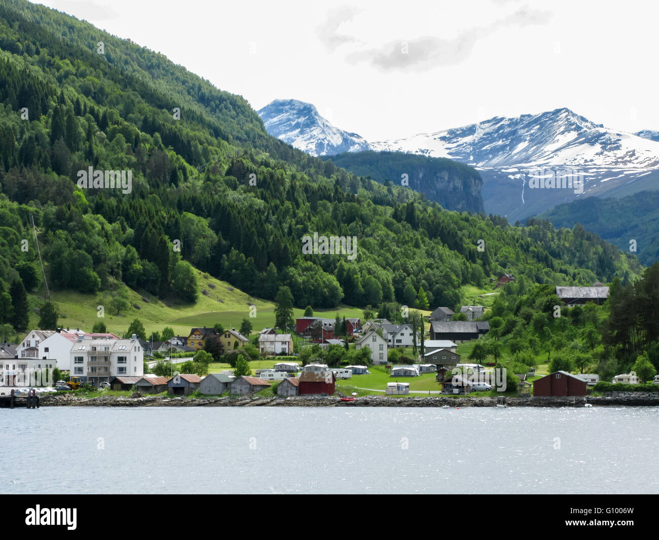 Vue sur le village d'Eidsdal off Norddalsfjorden, Norvège Banque D'Images