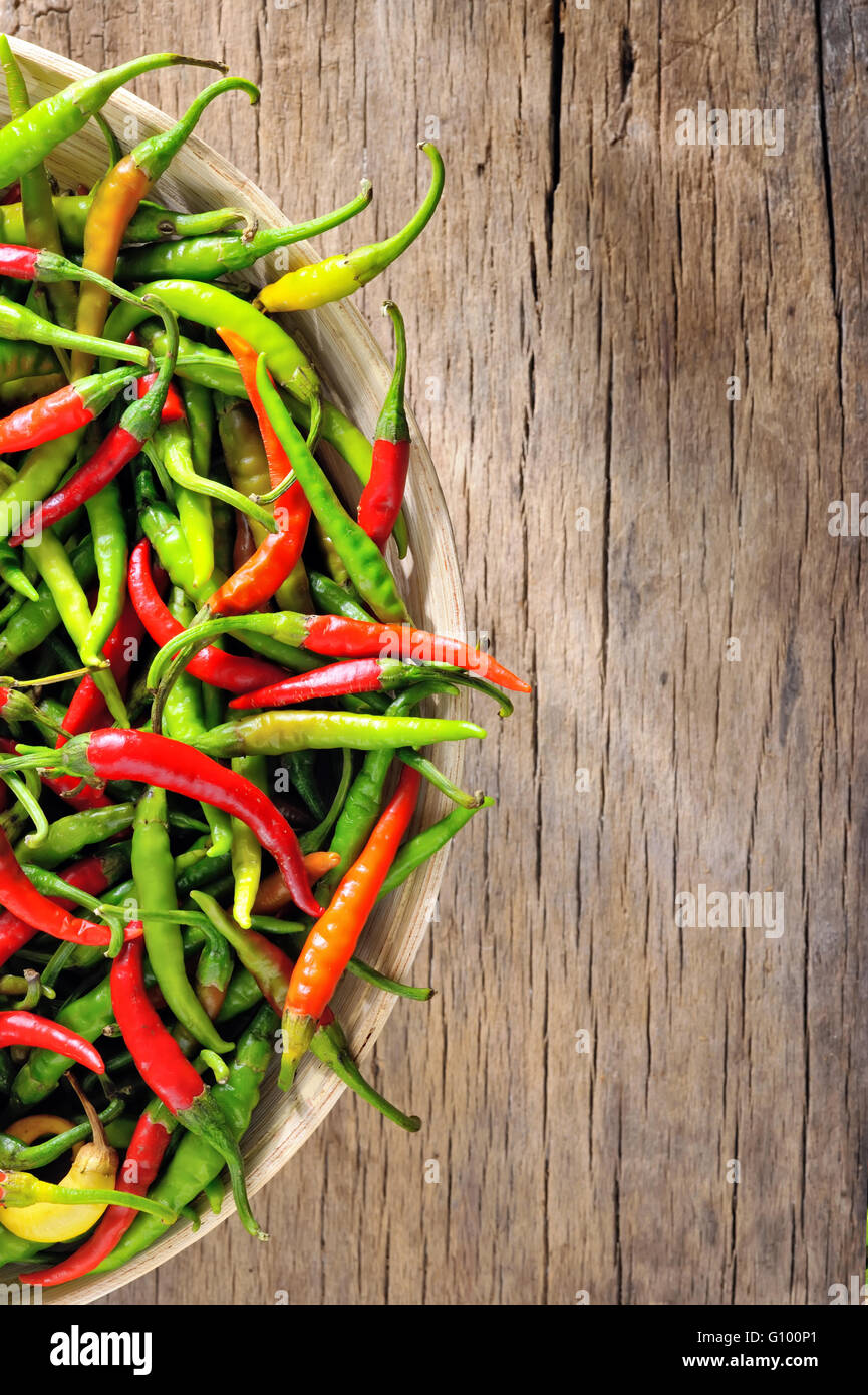 Chili dans un bol sur la table en bois Banque D'Images