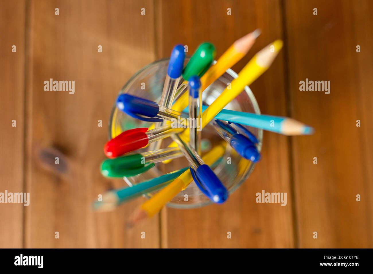 Close up de stand ou de verre avec des crayons Banque D'Images