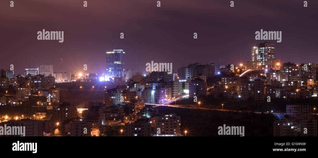 La ville de Ramallah, ville de nuit, montrant le plus haut bâtiment de la Palestine, la palestine tower Banque D'Images