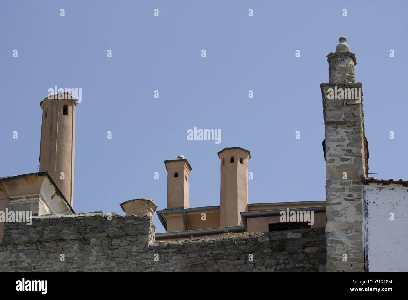 Ligne de cheminées de l'IMARET Ottoman monument historique période de la vieille ville de Kavala et murs en pierre du château frontière enceinte (à droite) Banque D'Images