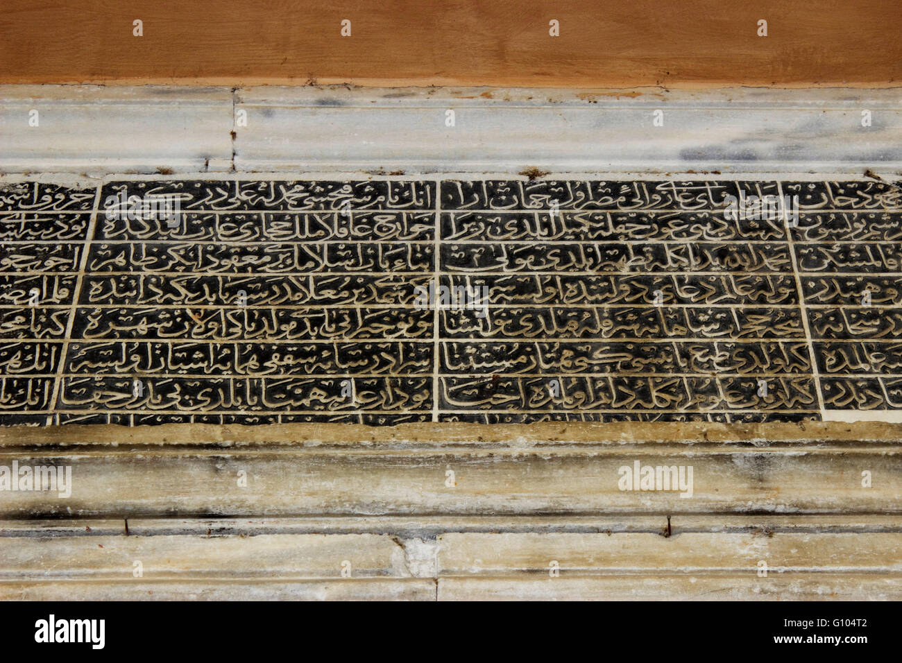 Vue rapprochée de l'IMARET script arabe inscription placée au-dessus d'une porte d'entrée du complexe. Kavala, Grèce Banque D'Images