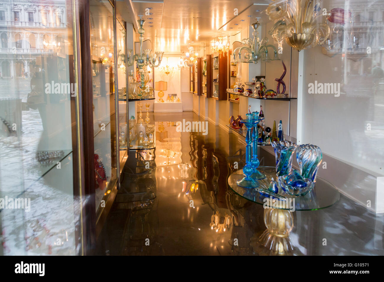 Hochwasser, aqua alta, einem Lokal auf dem Markusplatz, Venise, Italie Banque D'Images