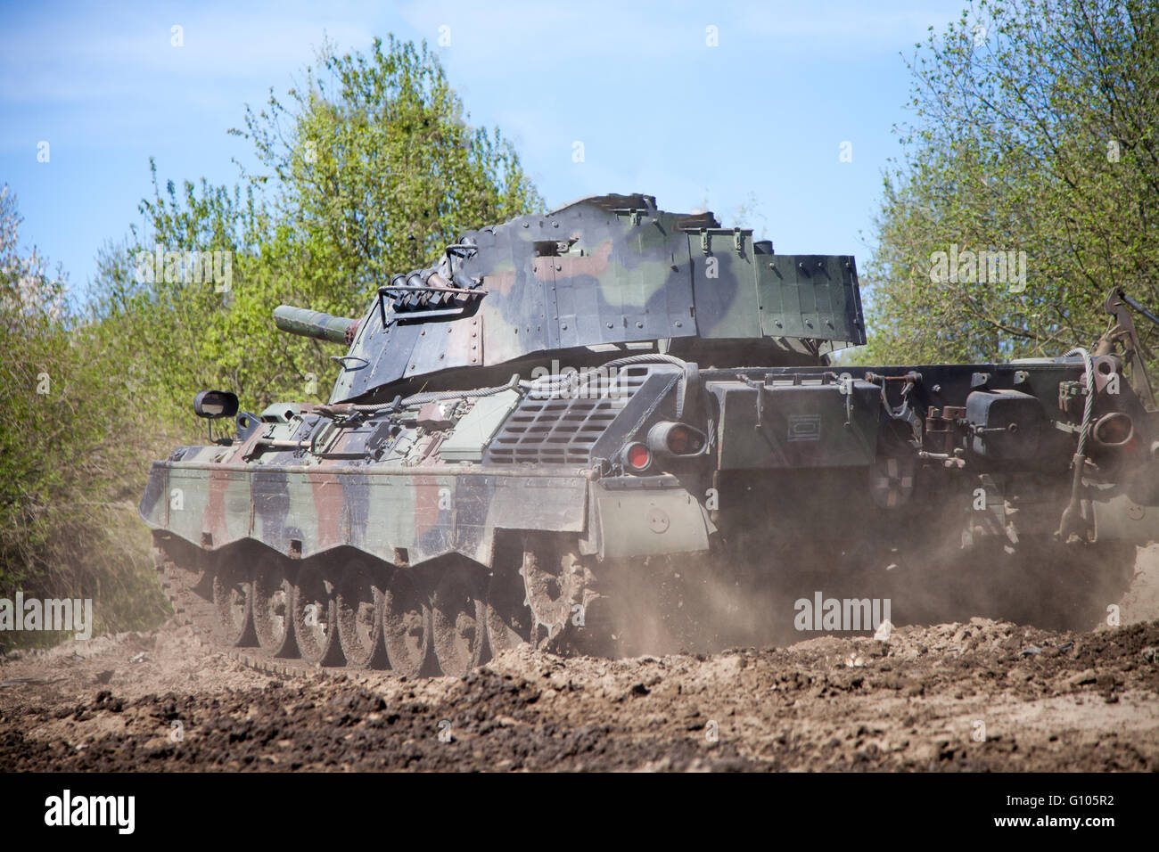 Leopard allemand 1 à 5 disques durs du réservoir sur la voie sur un motortechnic festival Banque D'Images