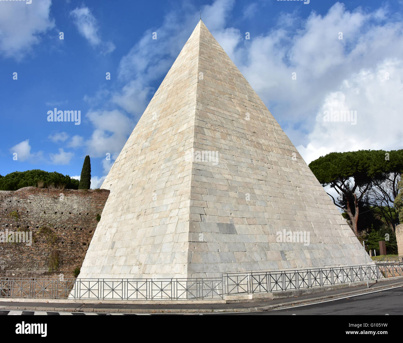 Pyramide Rome Cestius pyramid Banque de photographies et d’images à haute résolution ...