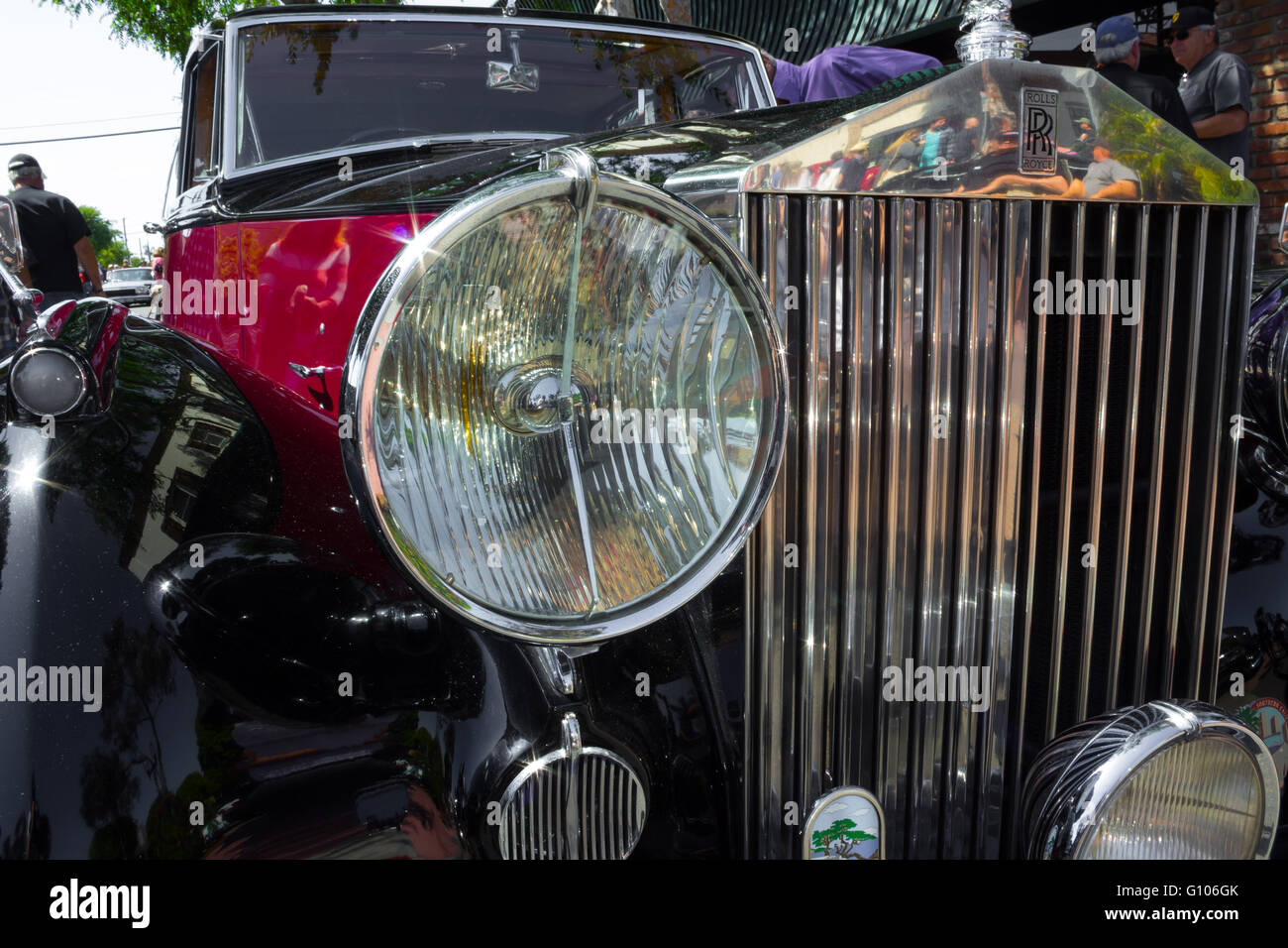 Classic 1948 Rolls Royce avec magenta et noir couleurs indiquées par l'avant Banque D'Images