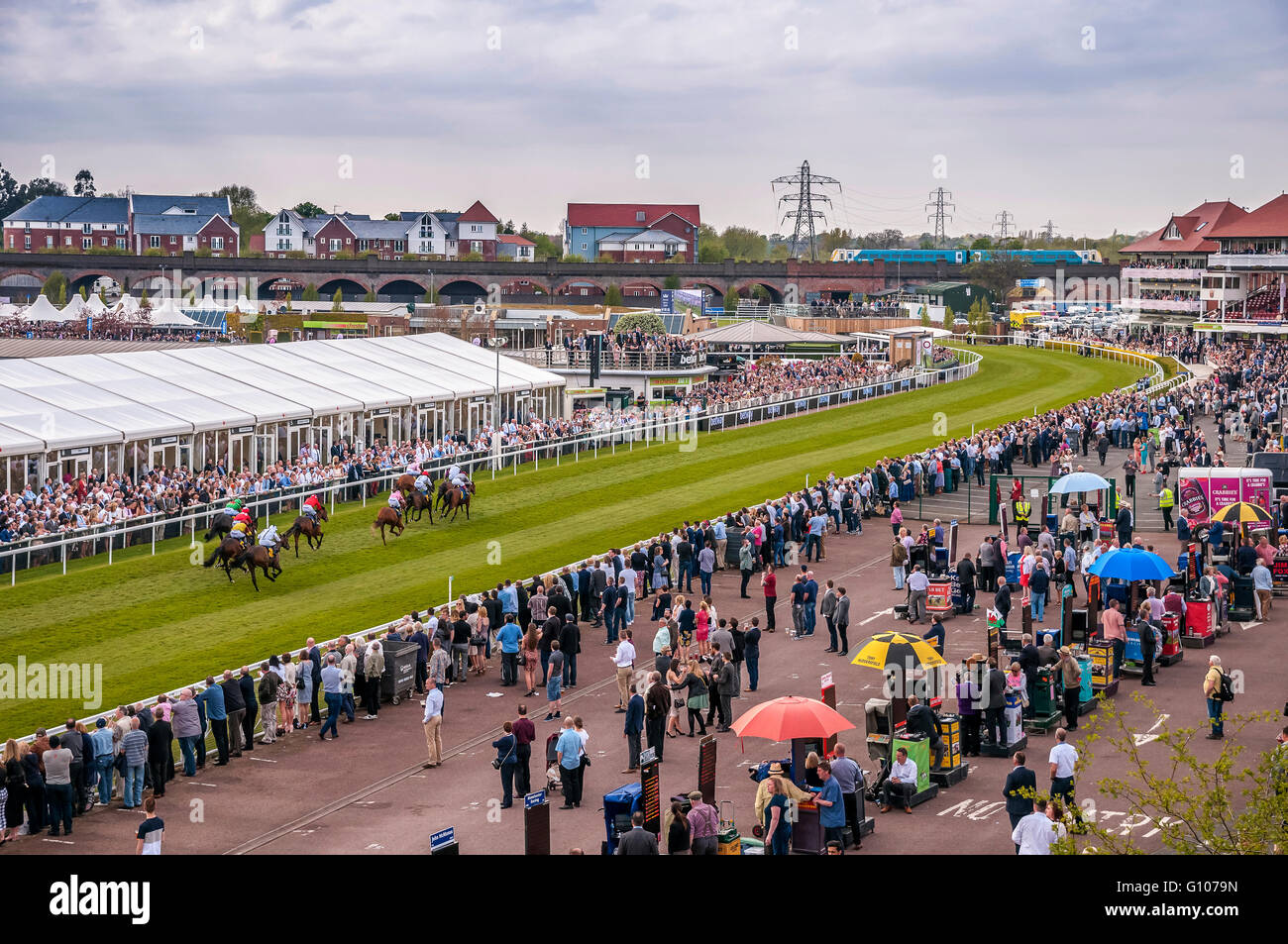 Hippodrome de Chester. Nord-ouest de l'Angleterre. Les courses de chevaux l'appartement. Pays de Galles arriva trains diesel viaduc sur la rivière Dee. Banque D'Images