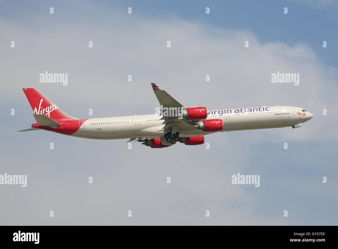 Virgin Atlantic Airbus A340-600 G-BY VWEB, au départ de l'aéroport Heathrow de Londres, UK Banque D'Images