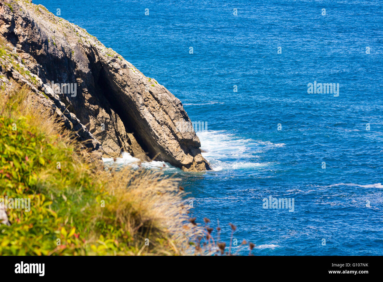 Les roches et les falaises côtières par la mer Banque D'Images