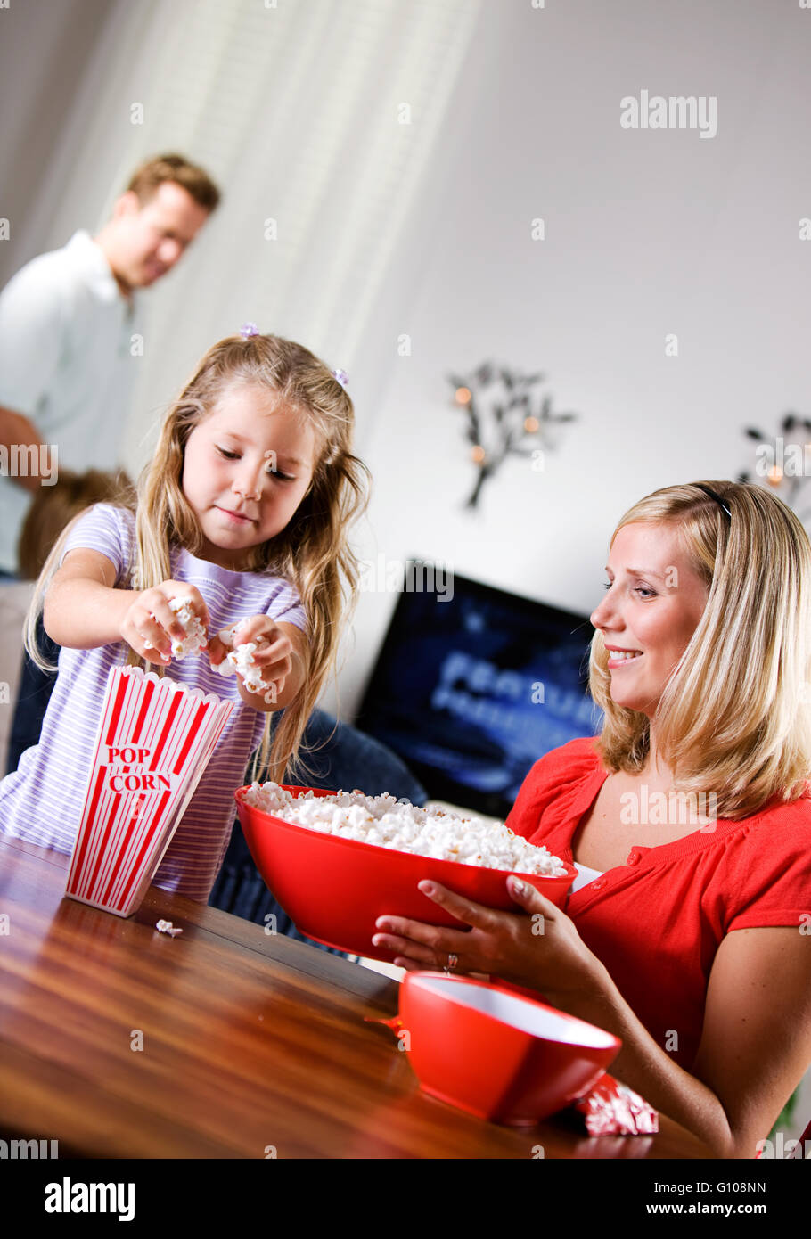 Family Movie night home cinéma avec pop-corn. Banque D'Images
