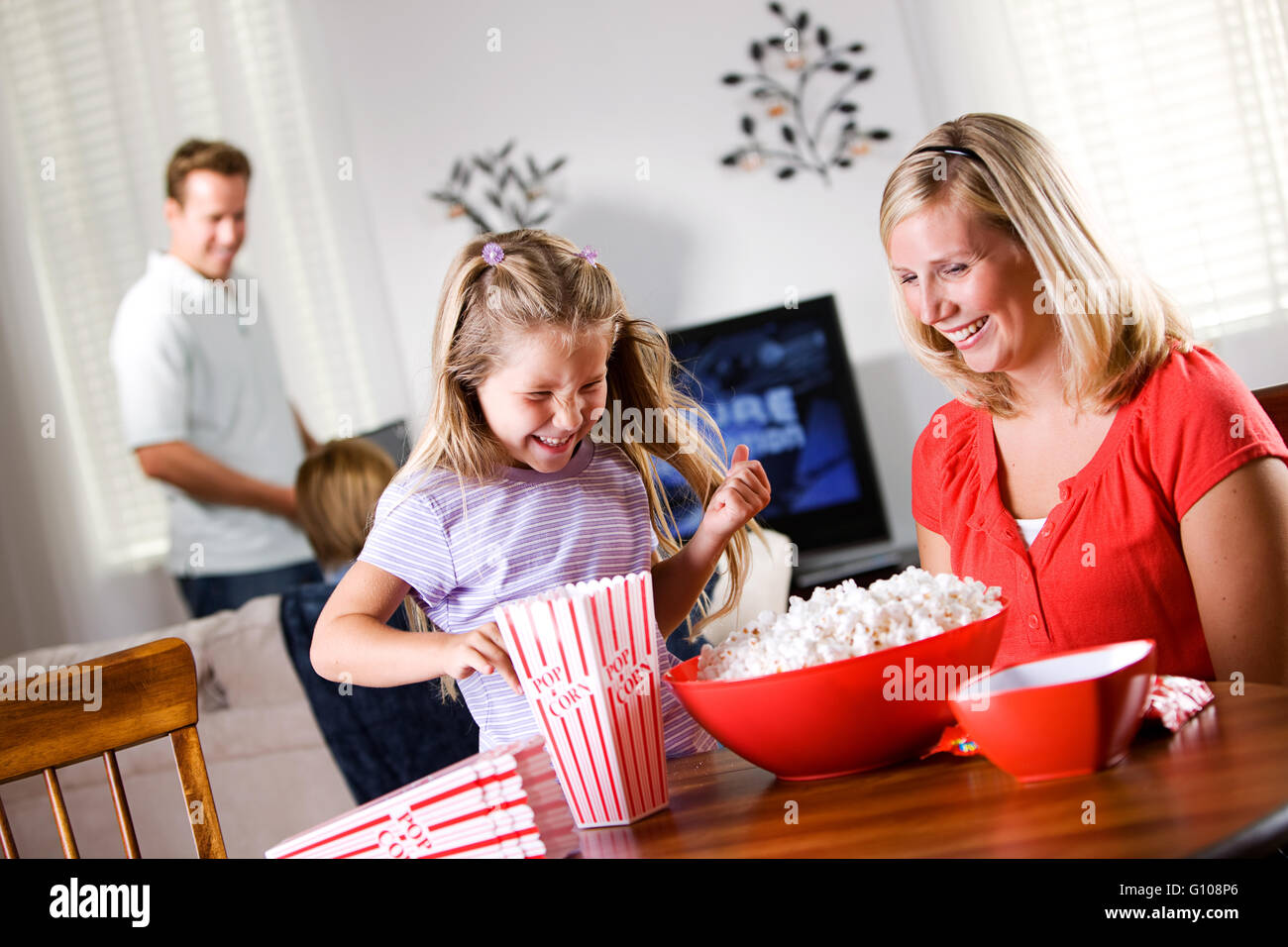 Family Movie night home cinéma avec pop-corn. Banque D'Images